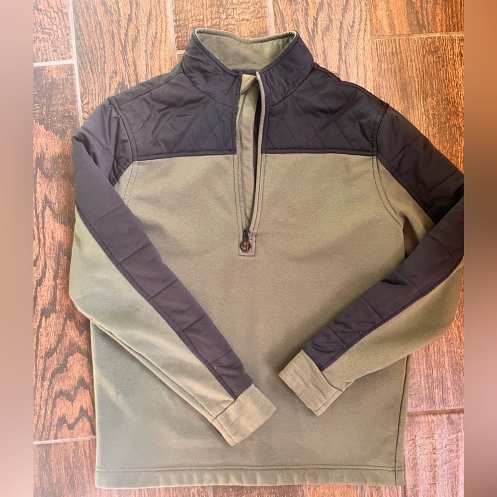 Men’s Short Par 4 pull over. Size Small.